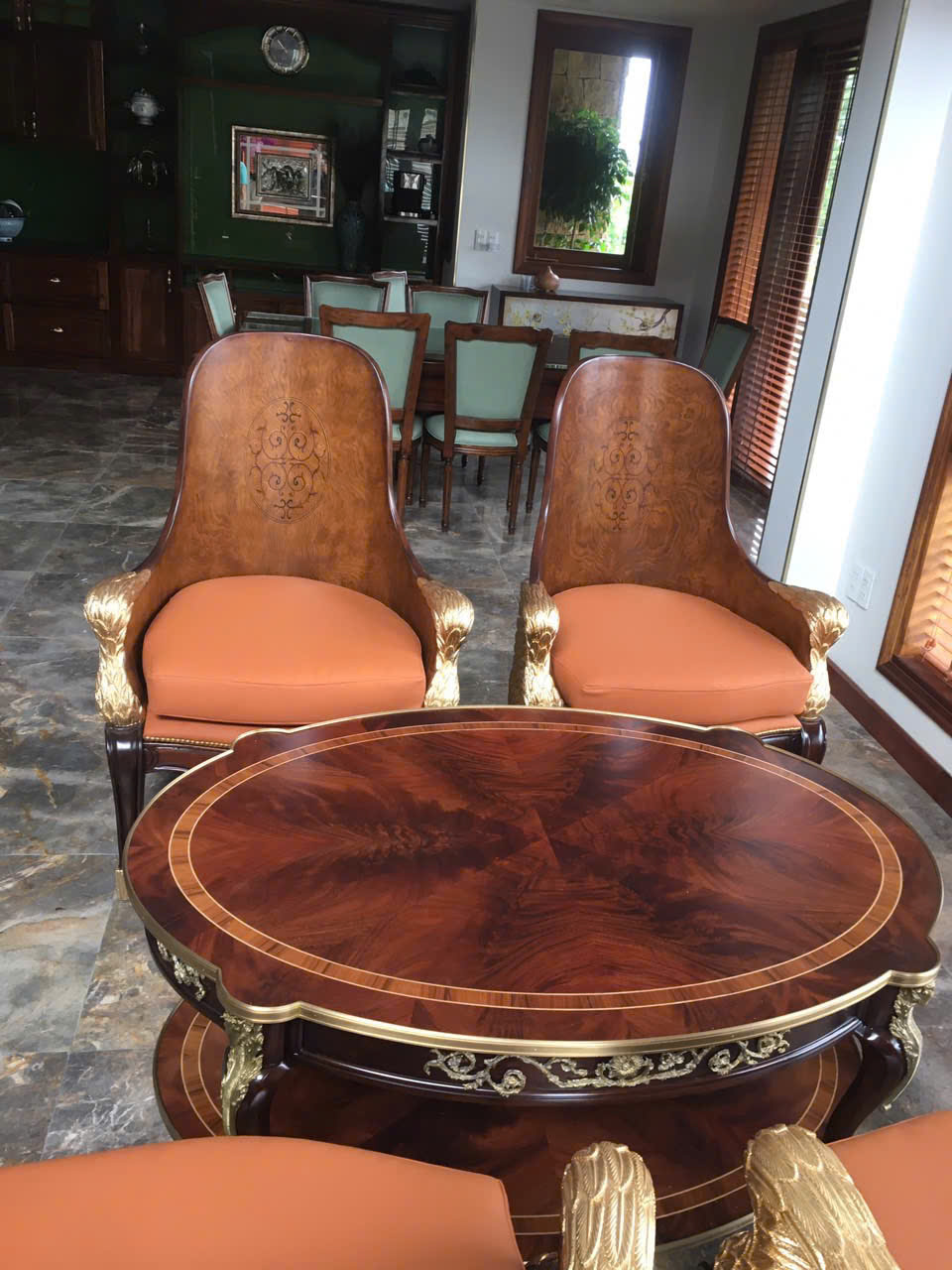 BÀN TRÀ CỔ ĐIỂN LOUIS 15 OVAL HỌA TIẾT ỐP ĐỒNG THAU